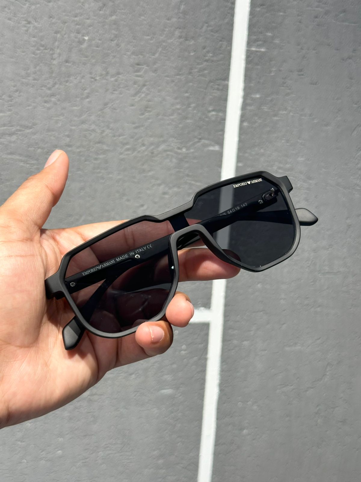 Exclusive unisex sunglass in slim